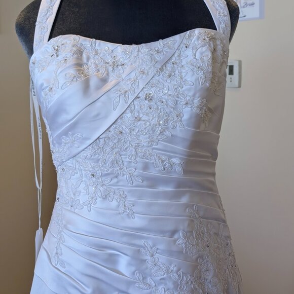 David’s bridal T9569 A Line halter wedding gown Size 6 - Picture 5 of 8